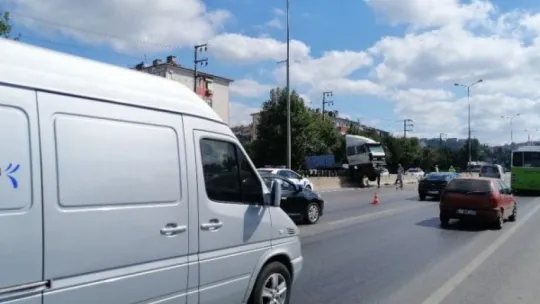 Derince'de bir TIR beton bariyerlere saplandı!