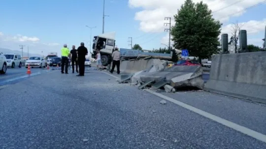 Derince'de bir TIR beton bariyerlere saplandı!