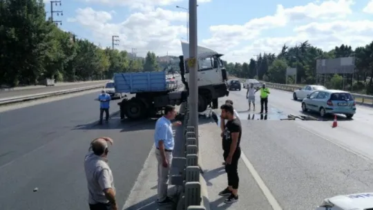 Derince'de bir TIR beton bariyerlere saplandı!