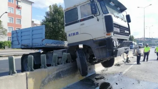 Derince'de bir TIR beton bariyerlere saplandı!