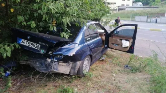 Derince'de otomobil ile hafif ticari araç çarpıştı: 1 yaralı