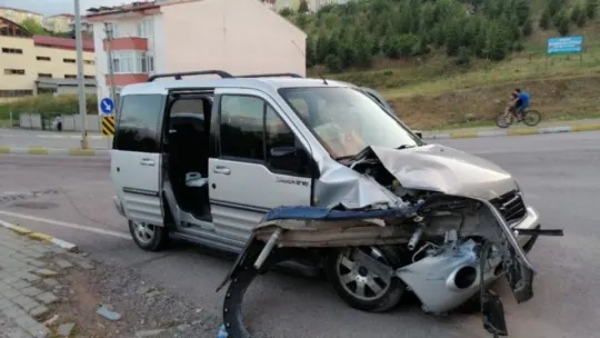 Derince'de otomobil ile hafif ticari araç çarpıştı: 1 yaralı