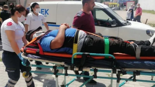 Derince'de ters yönde giden araç motosiklet sürücüsüne çarptı!