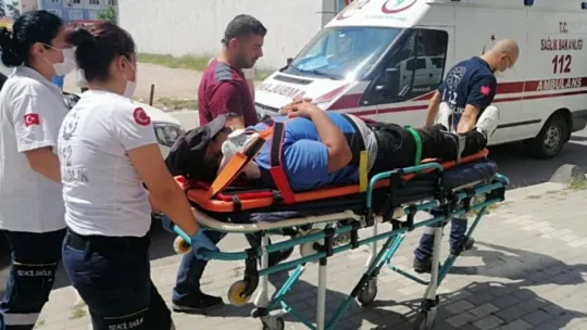 Derince'de ters yönde giden araç motosiklet sürücüsüne çarptı!