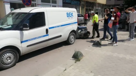 Derince'de ters yönde giden araç motosiklet sürücüsüne çarptı!