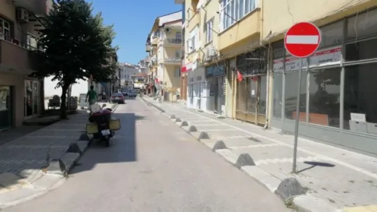 Derince'de ters yönde giden araç motosiklet sürücüsüne çarptı!