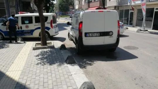 Derince'de ters yönde giden araç motosiklet sürücüsüne çarptı!