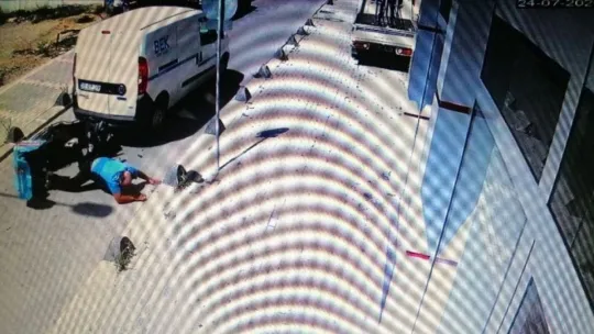 Derince'de ters yönde giden araç motosiklet sürücüsüne çarptı!