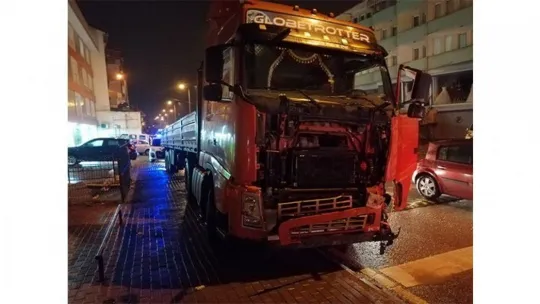 Derince'de TIR ile halk otobüsü çarpıştı: 2 Yaralı!