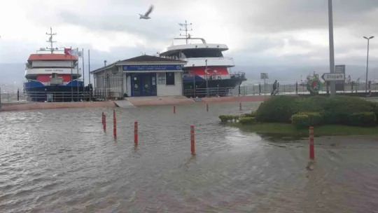 Dev dalgalar adeta kıyı şeridini dövdü: Yol ve otopark sular altında kaldı