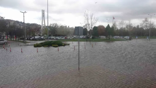 Dev dalgalar adeta kıyı şeridini dövdü: Yol ve otopark sular altında kaldı
