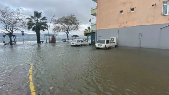 Dev dalgalar adeta kıyı şeridini dövdü: Yol ve otopark sular altında kaldı