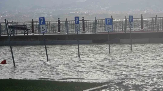 Dev dalgalar adeta kıyı şeridini dövdü: Yol ve otopark sular altında kaldı