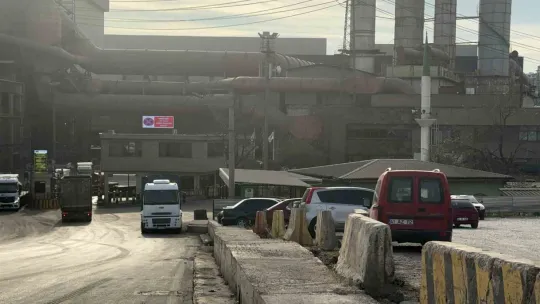 Dev firmaların biri turuncu duman saldı, diğeri ise simsiyah