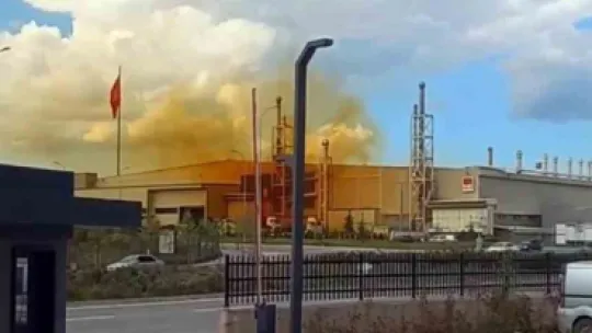 Dev firmaların biri turuncu duman saldı, diğeri ise simsiyah