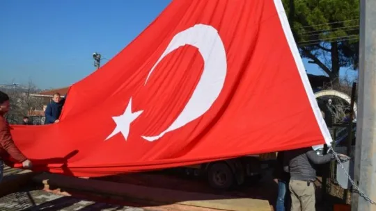 Dev Türk bayrağı İzmit semalarında dalgalanmaya başladı