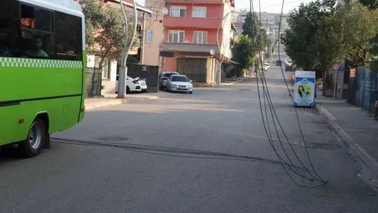 Devasa yük taşıyan tır şehri birbirine kattı