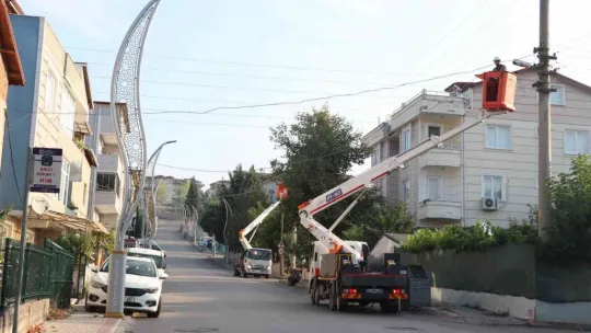 Devasa yük taşıyan tır şehri birbirine kattı