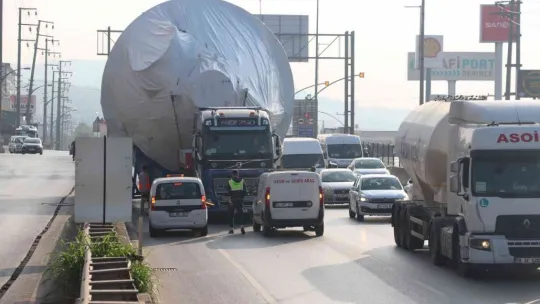 Devasa yük taşıyan tır şehri birbirine kattı