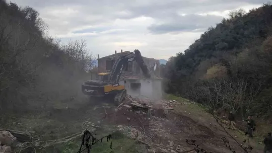 Devlet ormanında inşa edilen kaçak yapılara yıkım