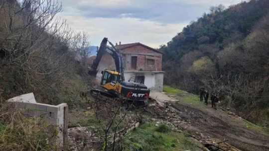 Devlet ormanında inşa edilen kaçak yapılara yıkım
