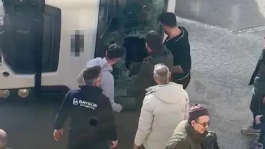 Devrilen beton mikserinin içinde mahsur kalan sürücü balyozla kendini kurtardı