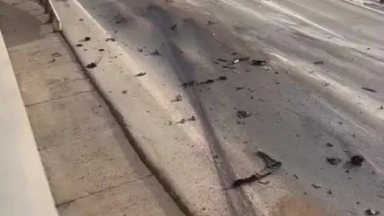 Devrilen beton mikserinin içinde mahsur kalan sürücü balyozla kendini kurtardı