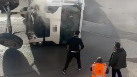 Devrilen beton mikserinin içinde mahsur kalan sürücü balyozla kendini kurtardı