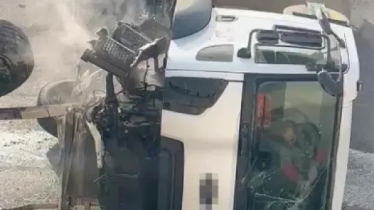 Devrilen beton mikserinin içinde mahsur kalan sürücü balyozla kendini kurtardı