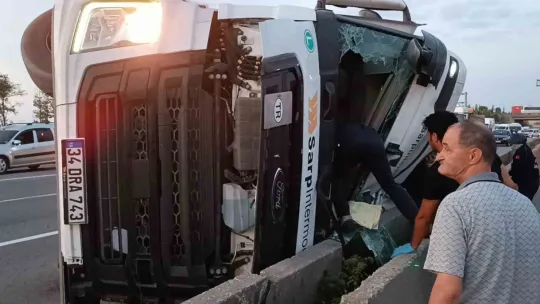 Devrilen tırın içinden bakın ne çıktı?