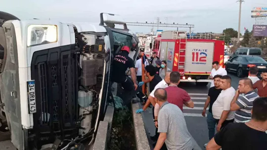 Devrilen tırın içinden bakın ne çıktı?
