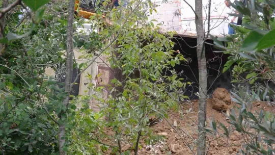 Devrilen kamyondan atlarken altında kaldı