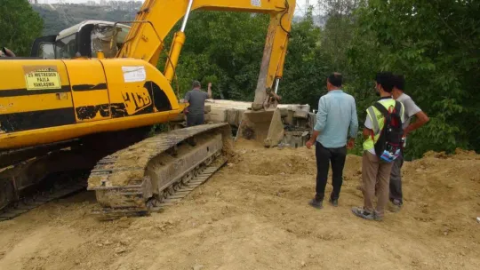 Devrilen kamyondan atlarken altında kaldı