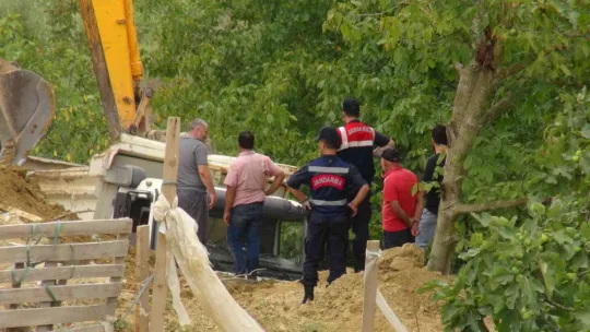 Devrilen kamyondan atlarken altında kaldı