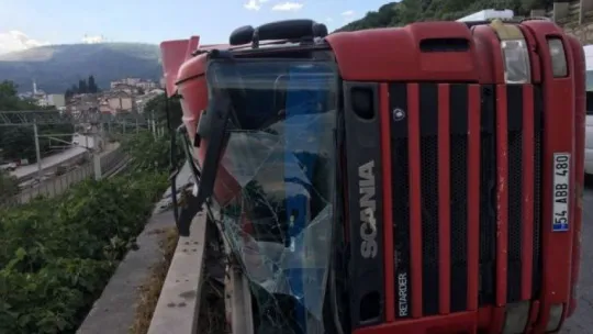 Devrilen mıcır yüklü kamyon hem D-100'ü hem tren yolunu kapattı!