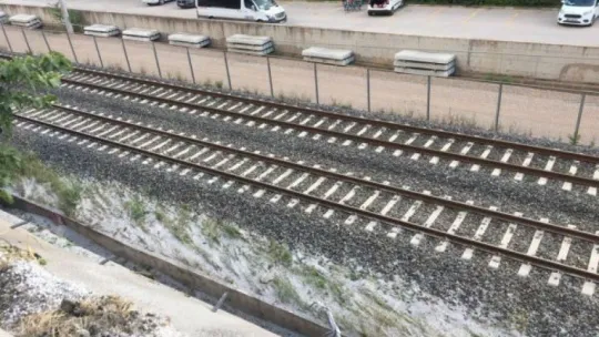 Devrilen mıcır yüklü kamyon hem D-100'ü hem tren yolunu kapattı!