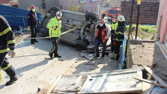 Devrilen otomobilden burnu bile kanamadan çıktı