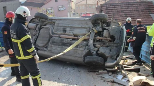 Devrilen otomobilden burnu bile kanamadan çıktı