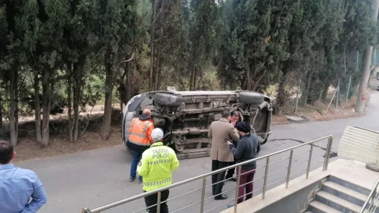 Devrilen otomobilin içinden burnu bile kanamadan çıktı