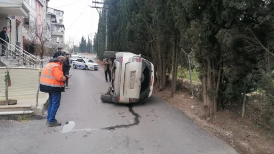 Devrilen otomobilin içinden burnu bile kanamadan çıktı