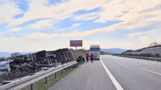 Devrilen tır sürücüsünü itfaiye kurtardı