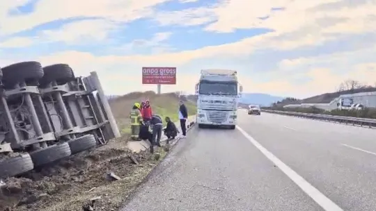 Devrilen tır sürücüsünü itfaiye kurtardı