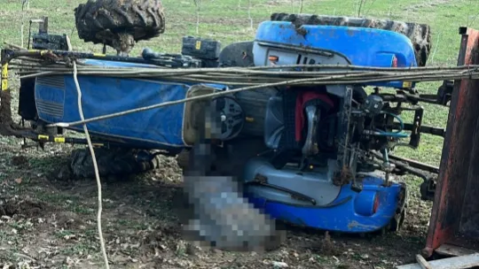 Devrilen traktörün altında kalan sürücü hayatını kaybetti