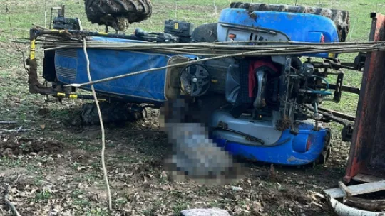 Devrilen traktörün altında kalan sürücü hayatını kaybetti