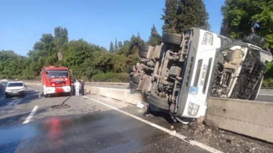 Devrilip sürüklenen tırdan kendi imkanlarıyla çıktı