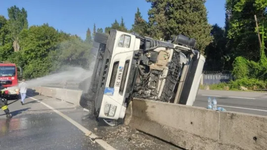 Devrilip sürüklenen tırdan kendi imkanlarıyla çıktı