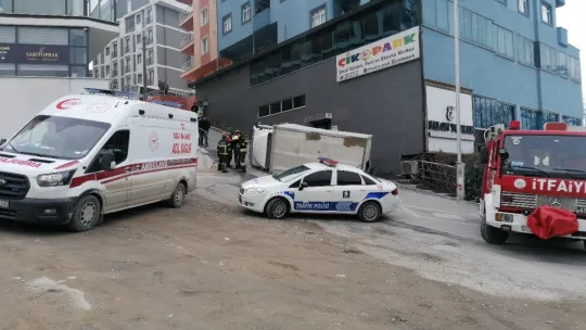 Dik yokuştan geri geri inmeye çalışan kamyonet devrildi