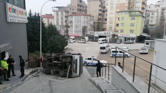 Dik yokuştan geri geri inmeye çalışan kamyonet devrildi