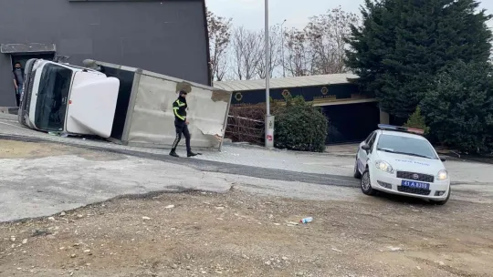 Dik yokuştan geri geri inmeye çalışan kamyonet devrildi