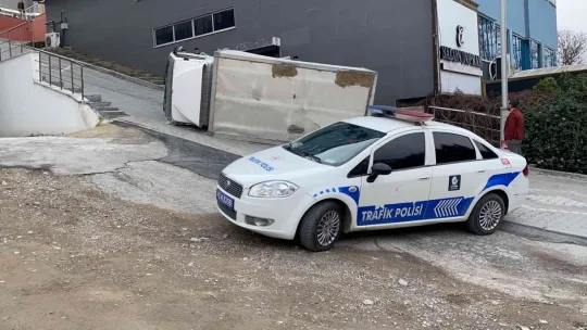 Dik yokuştan geri geri inmeye çalışan kamyonet devrildi